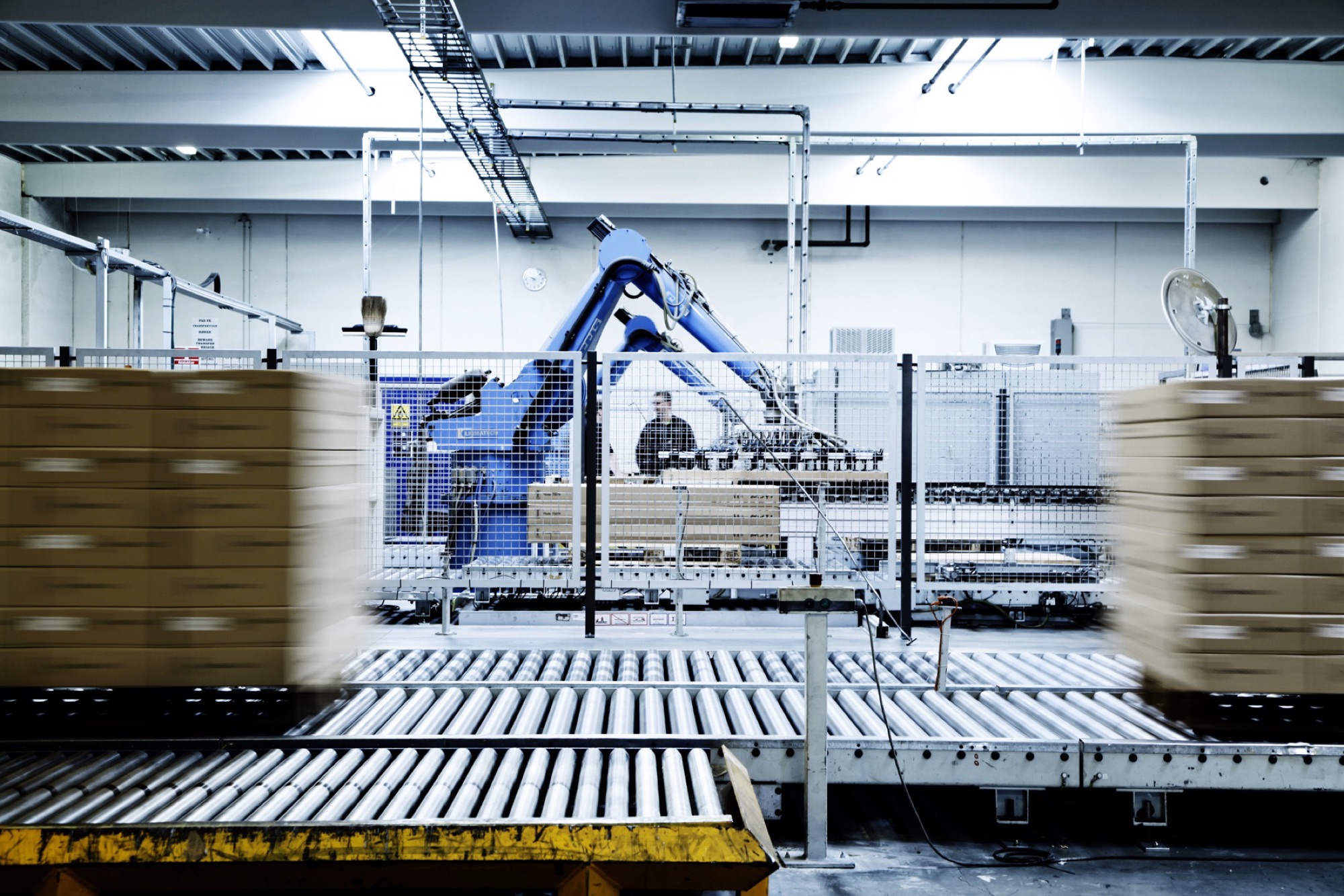 Robotcelle der pakker flatpack-kartoner